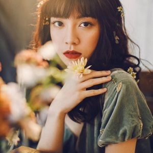 Meet your Posher, Bee